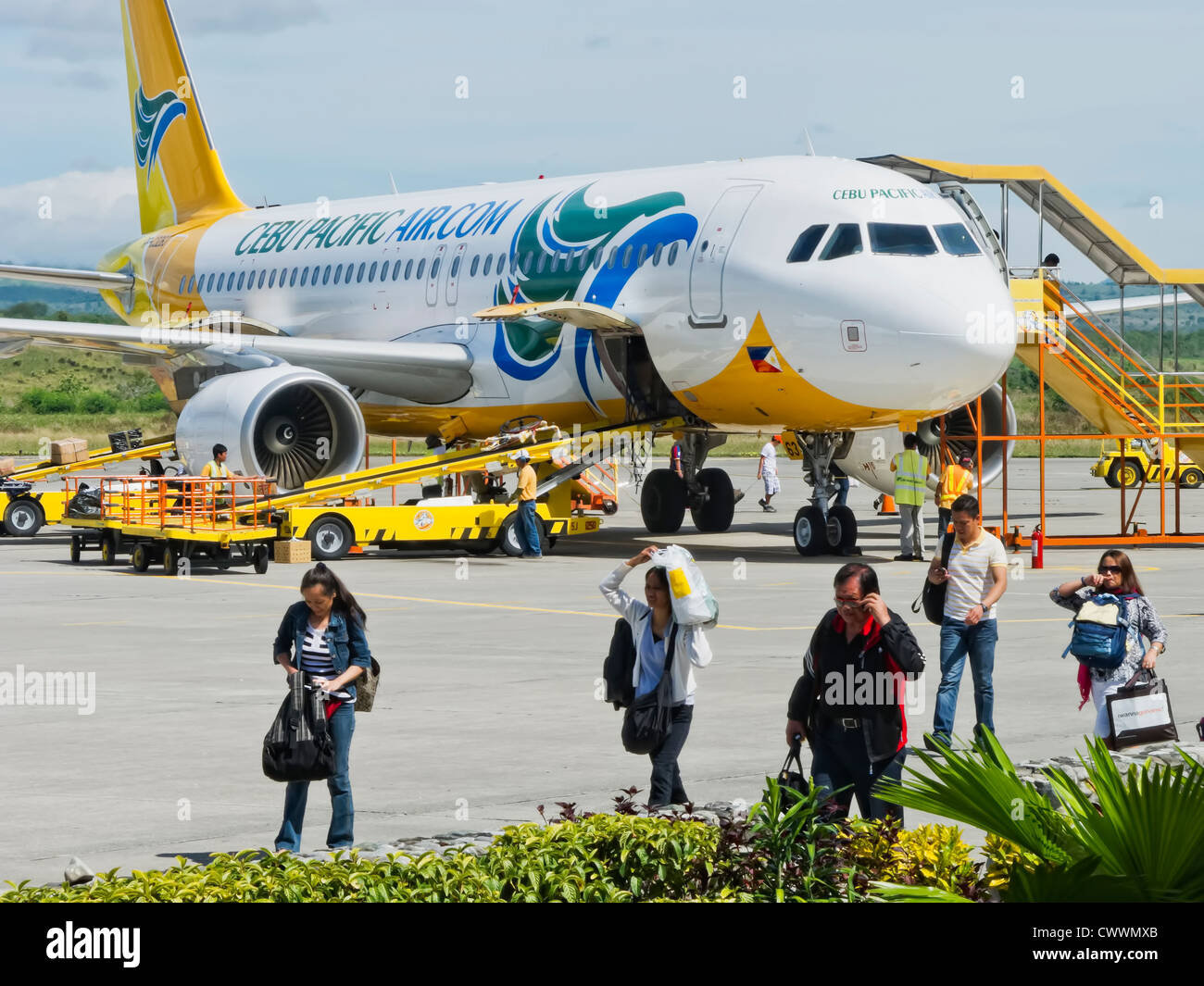 Gensan, Philippinen - 2. April 2011: Steigen Sie Reisenden nach der Landung in Gensan an einem sehr heißen Tag, während der Flughafen Cebu Pacific Air Stockfoto