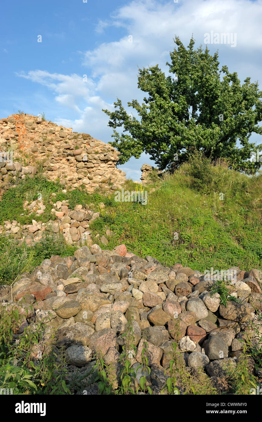 Die Reste einer Mauer des Schlosses in Krevo, Belarus. Stockfoto