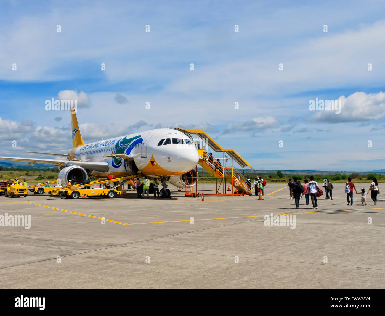 Gensan, Philippinen - 2. April 2011: Passagiere an Bord eine Cebu Pacific Flugzeug nach Manila, gebunden, während Flughafen Personal p Boden Stockfoto