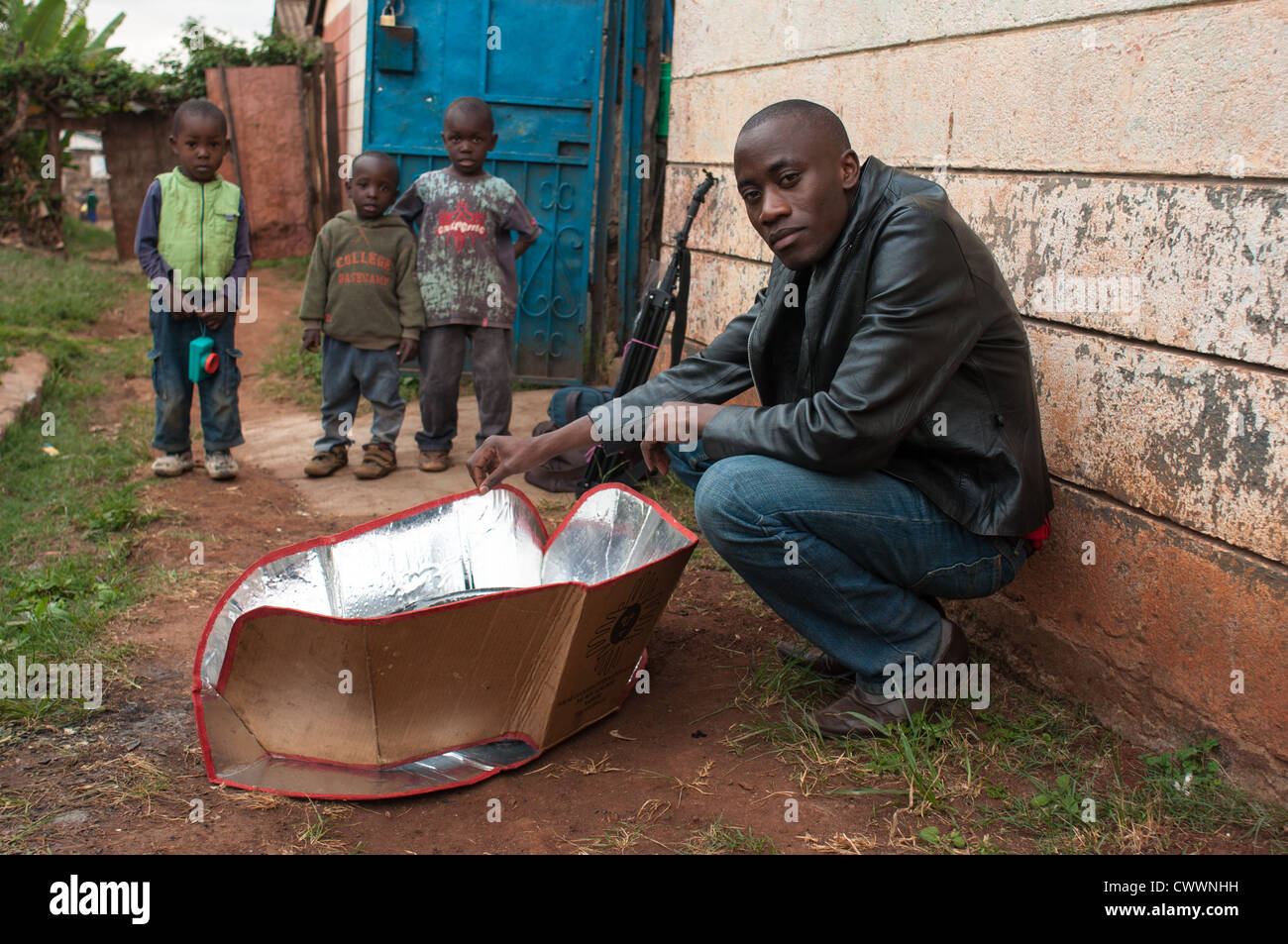 Ein Unternehmer in Kibera, die Slums von Nairobi, Kenia. Er befürwortet, mit Hilfe der Sonne um zu kochen. Joshwa Tambo, 26 Jahre alt. Stockfoto