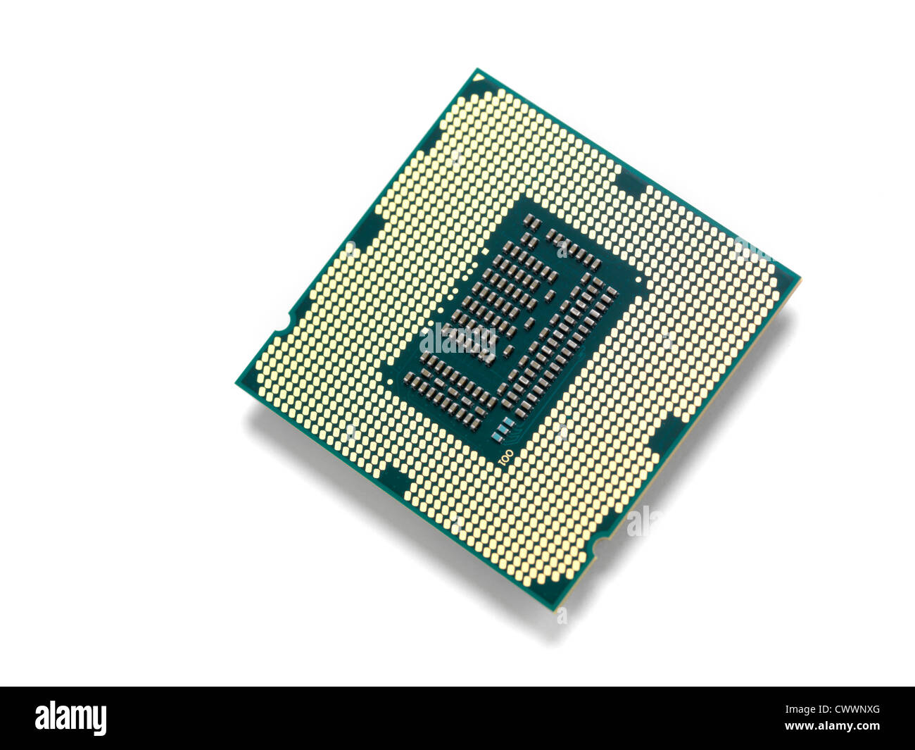 Intel i7 3770K-Prozessor mit LGA 1155 CPU Sockel isoliert auf weißem Hintergrund Stockfoto