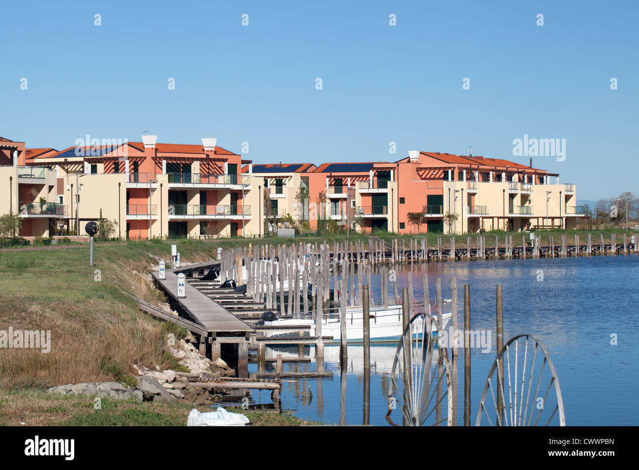 Farbige Häuser mit Pier in der Nähe von Wasser Stockfoto