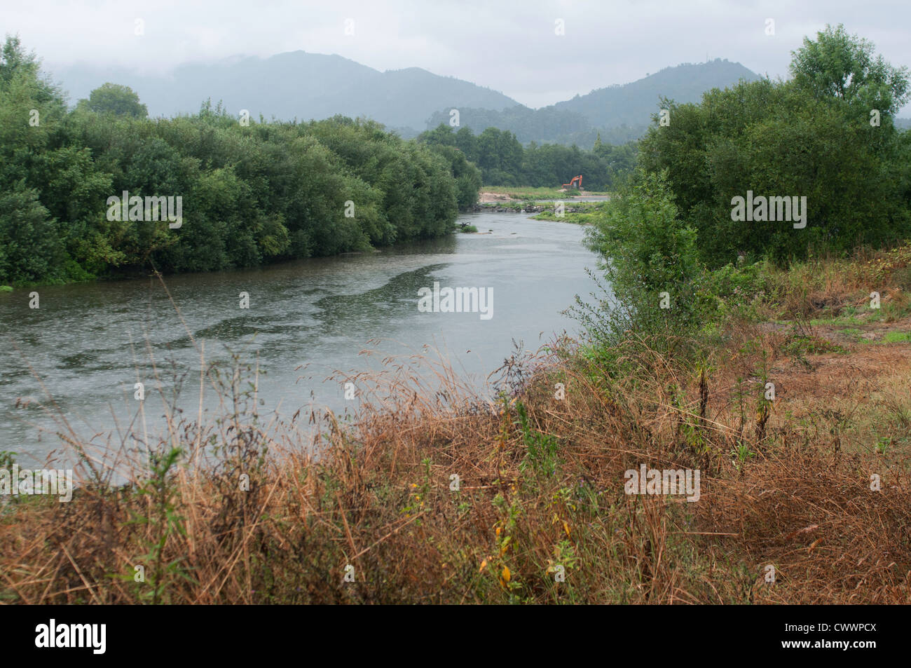 Regen fällt über Rio Lima in Minho, Portugal Stockfoto