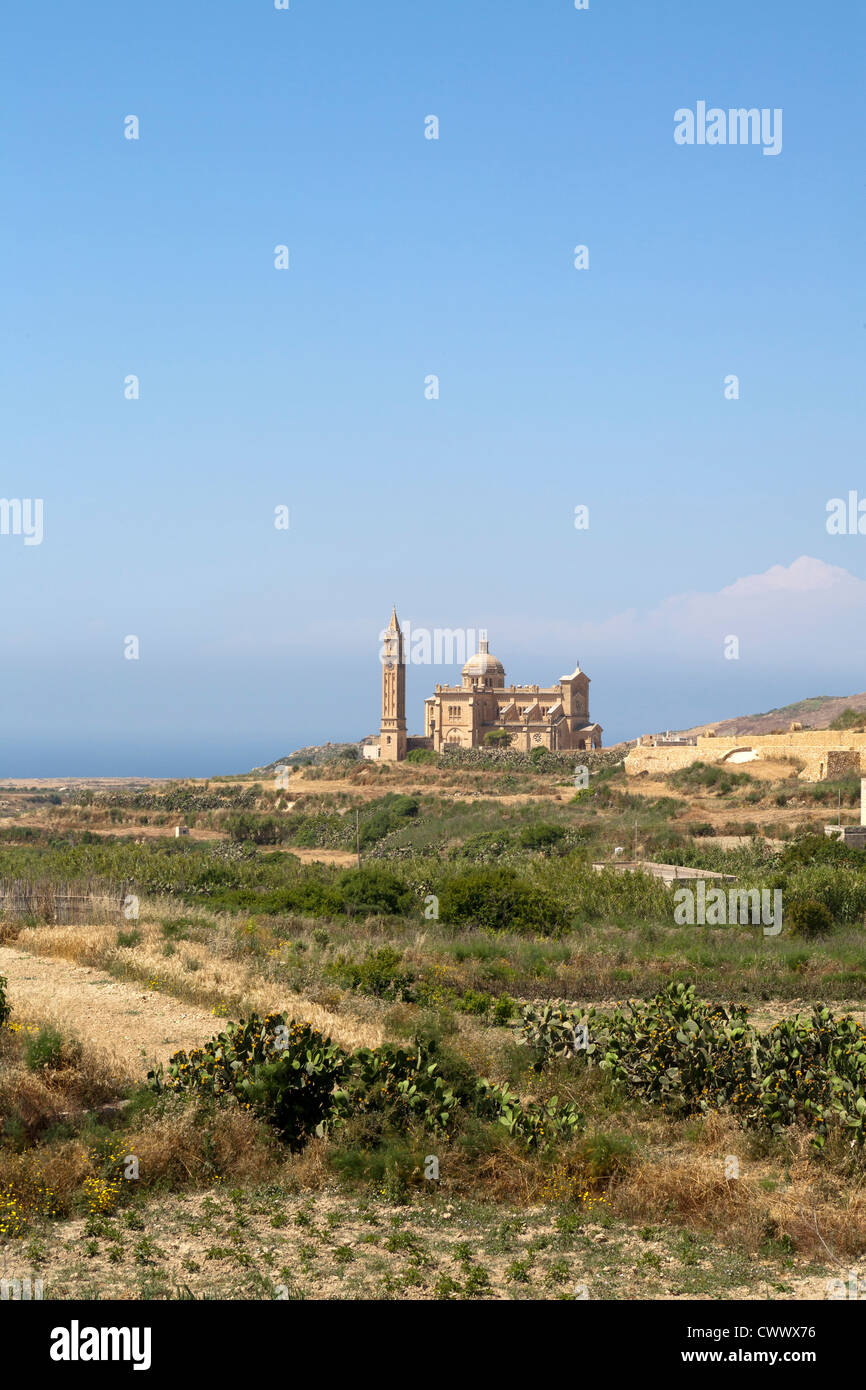 Vertikale Schuss von der offenen Landschaft, Kirche und Basilika von Ta' Pinu auf der Insel Gozo, Mittelmeer. Stockfoto