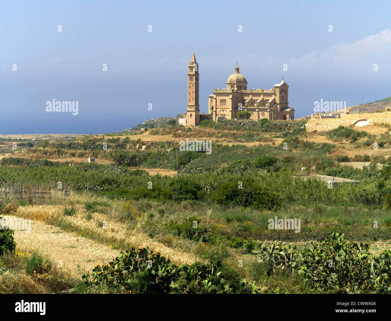 Blick über die offene Landschaft um die Kirche und Basilika von Ta' Pinu auf der Insel Gozo, Mittelmeer. Stockfoto