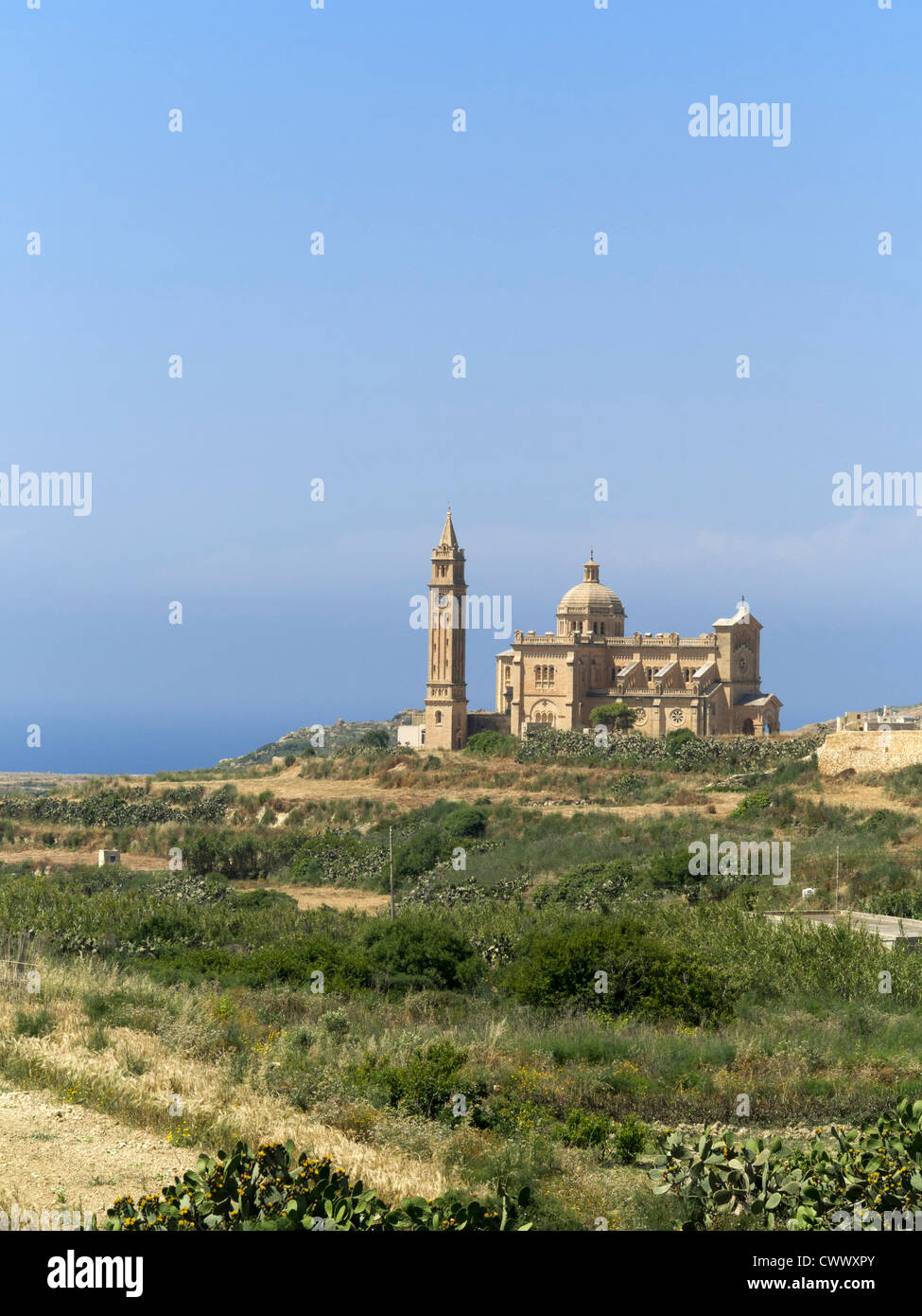 Vertikale Schuss von der offenen Landschaft, Kirche und Basilika von Ta' Pinu auf der Insel Gozo, Mittelmeer. Stockfoto