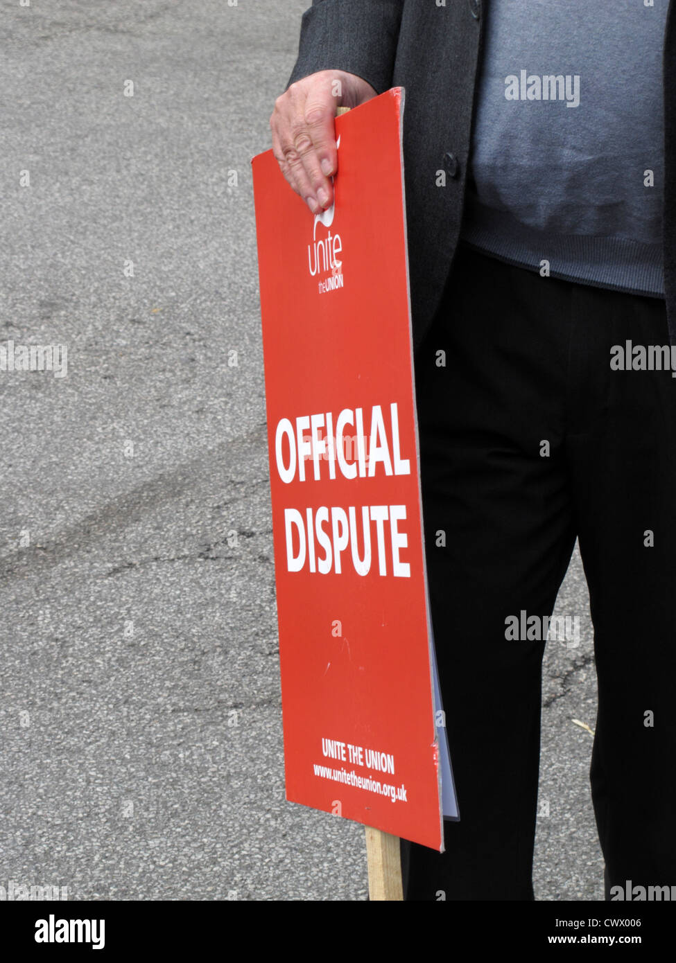 Person, die eine offizielle Streit Schwarzes Brett auf einem Streikposten Sheffield, South Yorkshire England Großbritannien Stockfoto