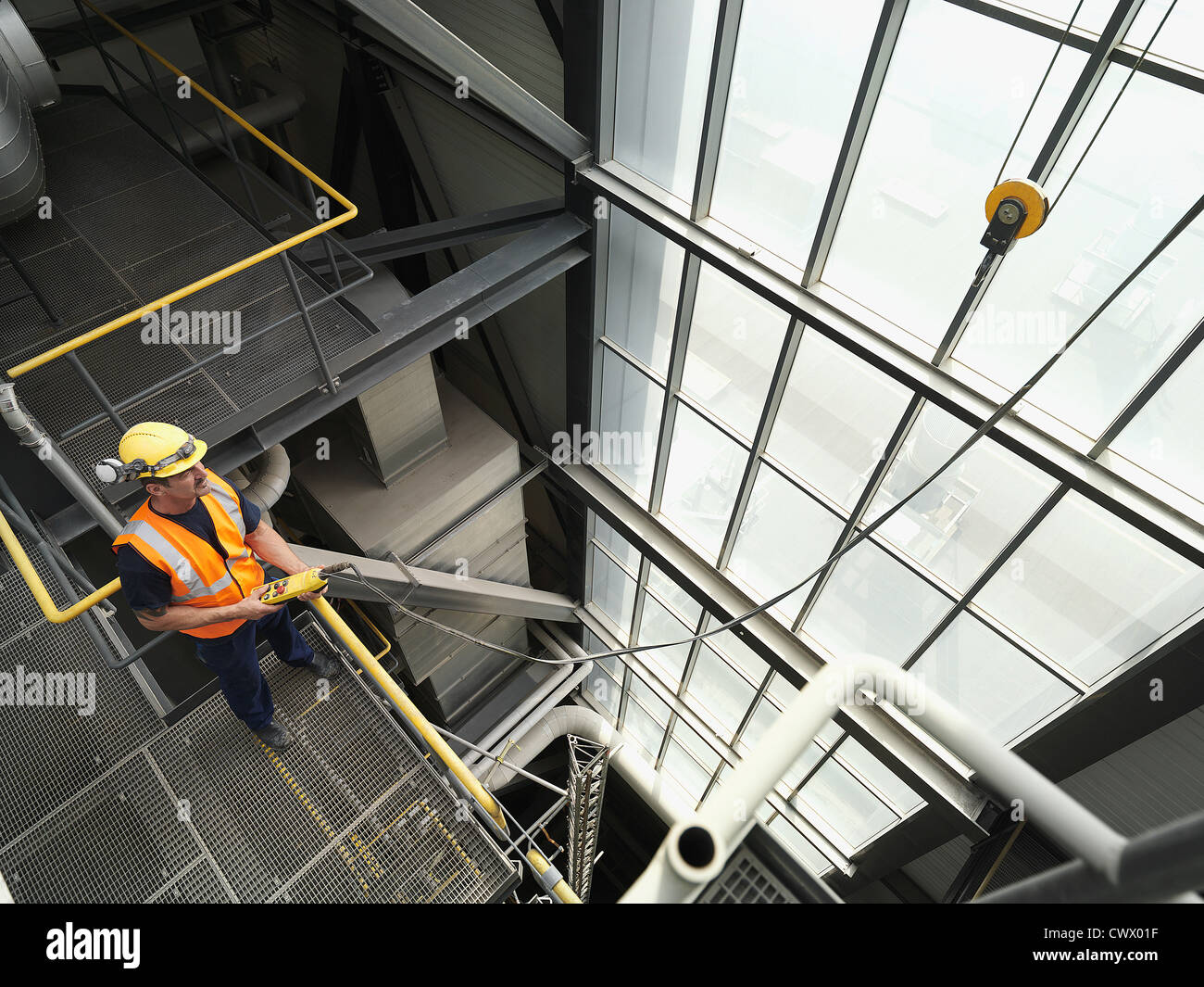 Arbeiter bedienen von Maschinen im Werk Stockfoto