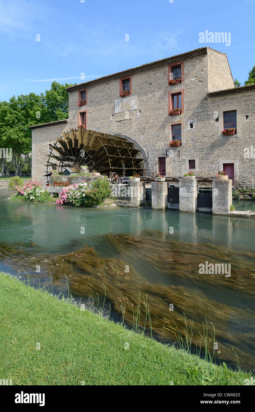 c19. Wasserrad oder Wasserrad, Wassermühle und Fluss Calavon oder Coulon, Robion in Luberon Regional Park Vaucluse Provence Frankreich Stockfoto