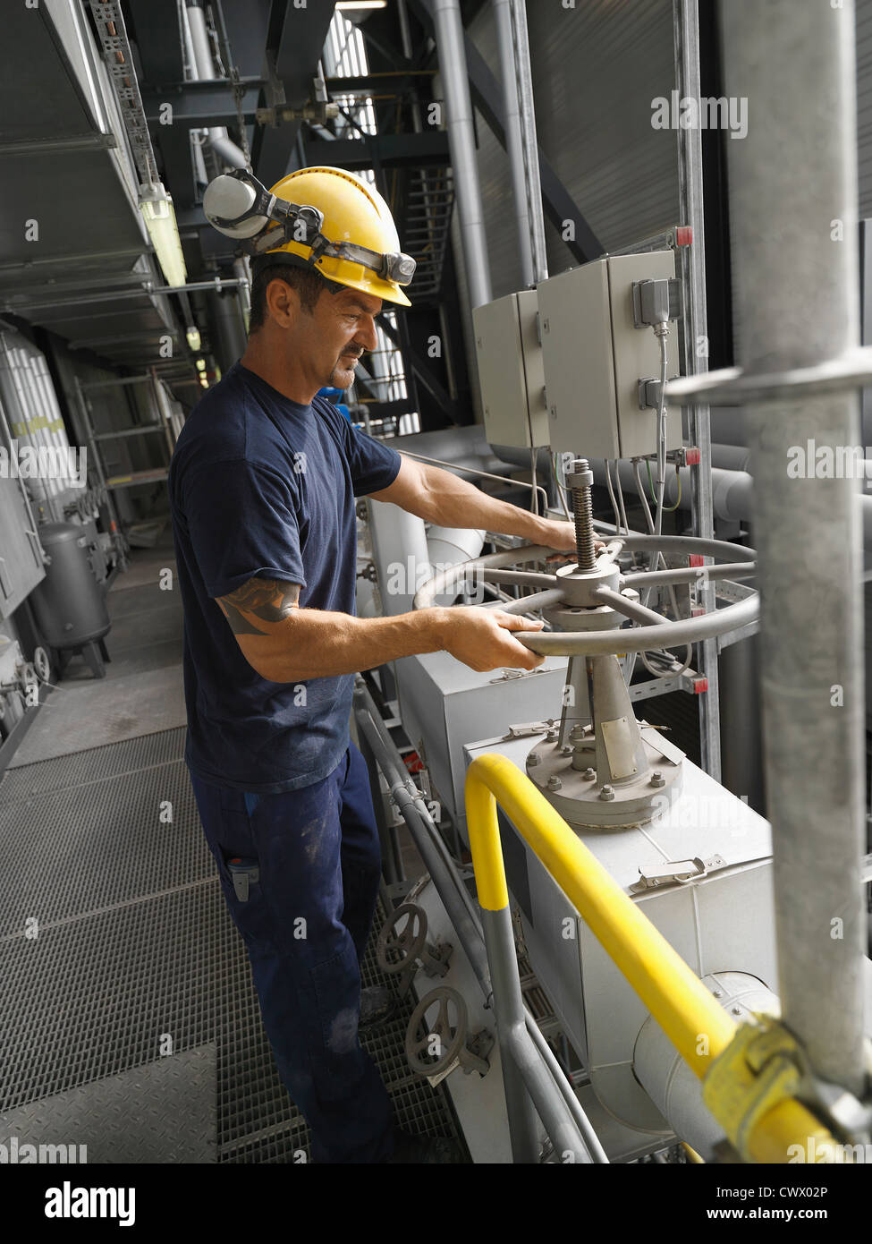 Arbeiter bedienen von Maschinen im Werk Stockfoto