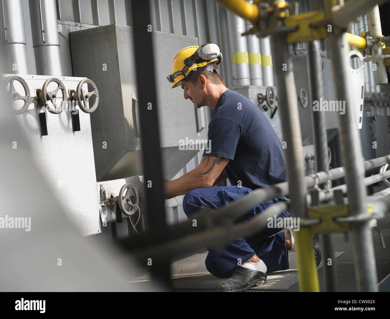 Arbeiter bedienen von Maschinen im Werk Stockfoto