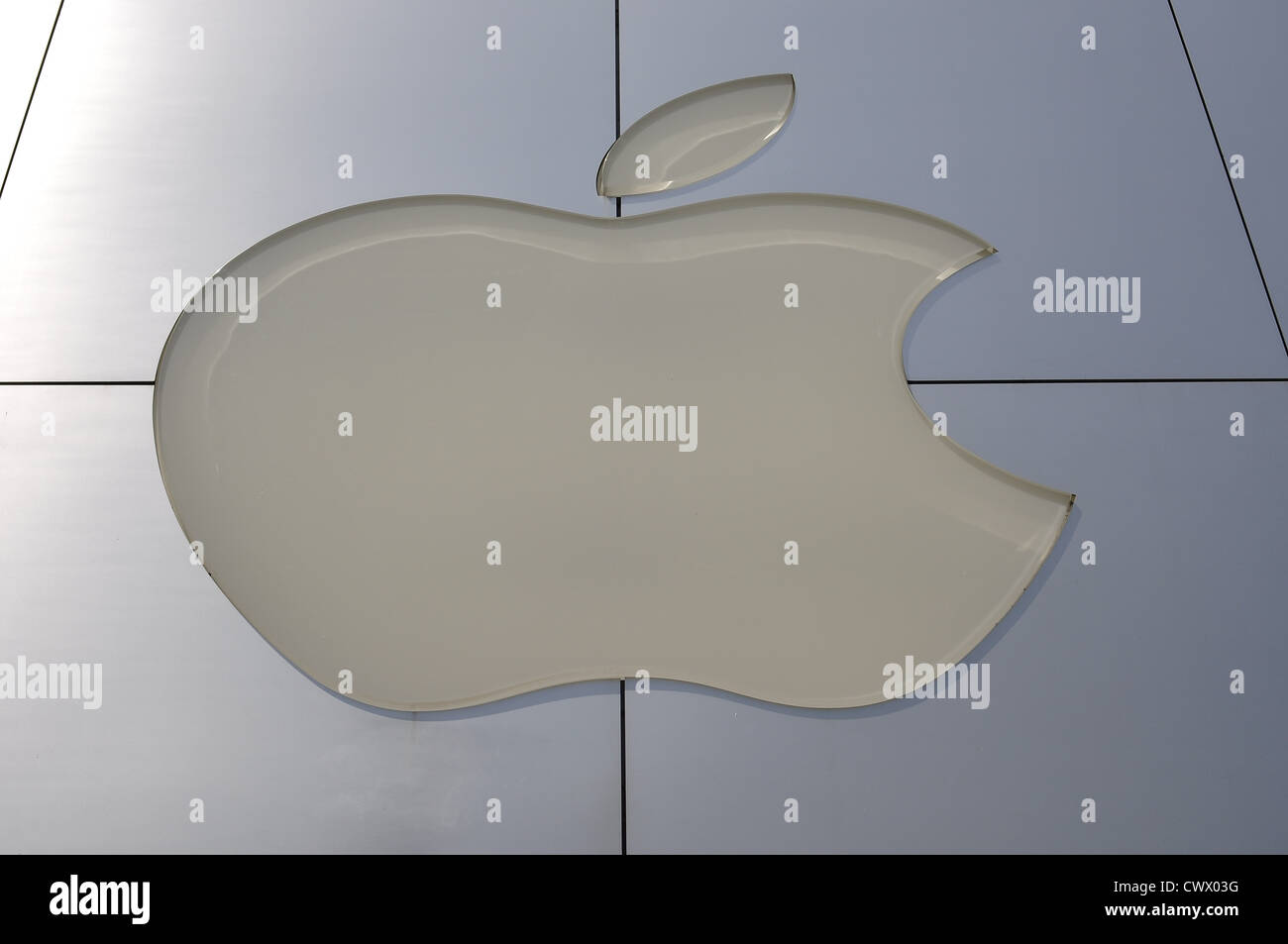 Apple-Logo über Apple speichern Eingang im Ginza-Viertel (Tokio, Japan) Stockfoto