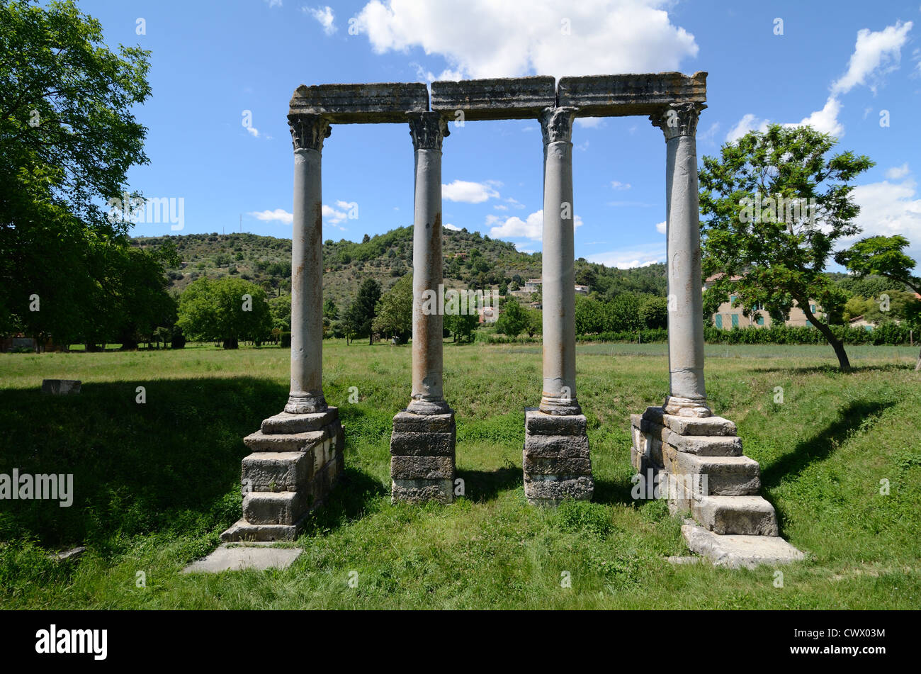 Reste des römischen Tempels & Klassische Römische Säulen Riez Provence Alpes-de-Haute-Provence Frankreich Stockfoto