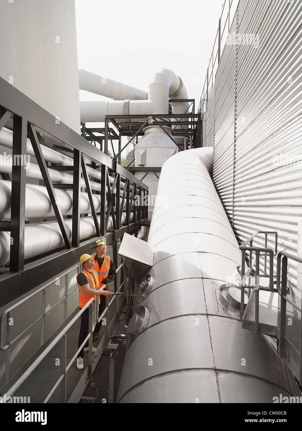 Arbeitnehmer, die Prüfung von Maschinen im Werk Stockfoto