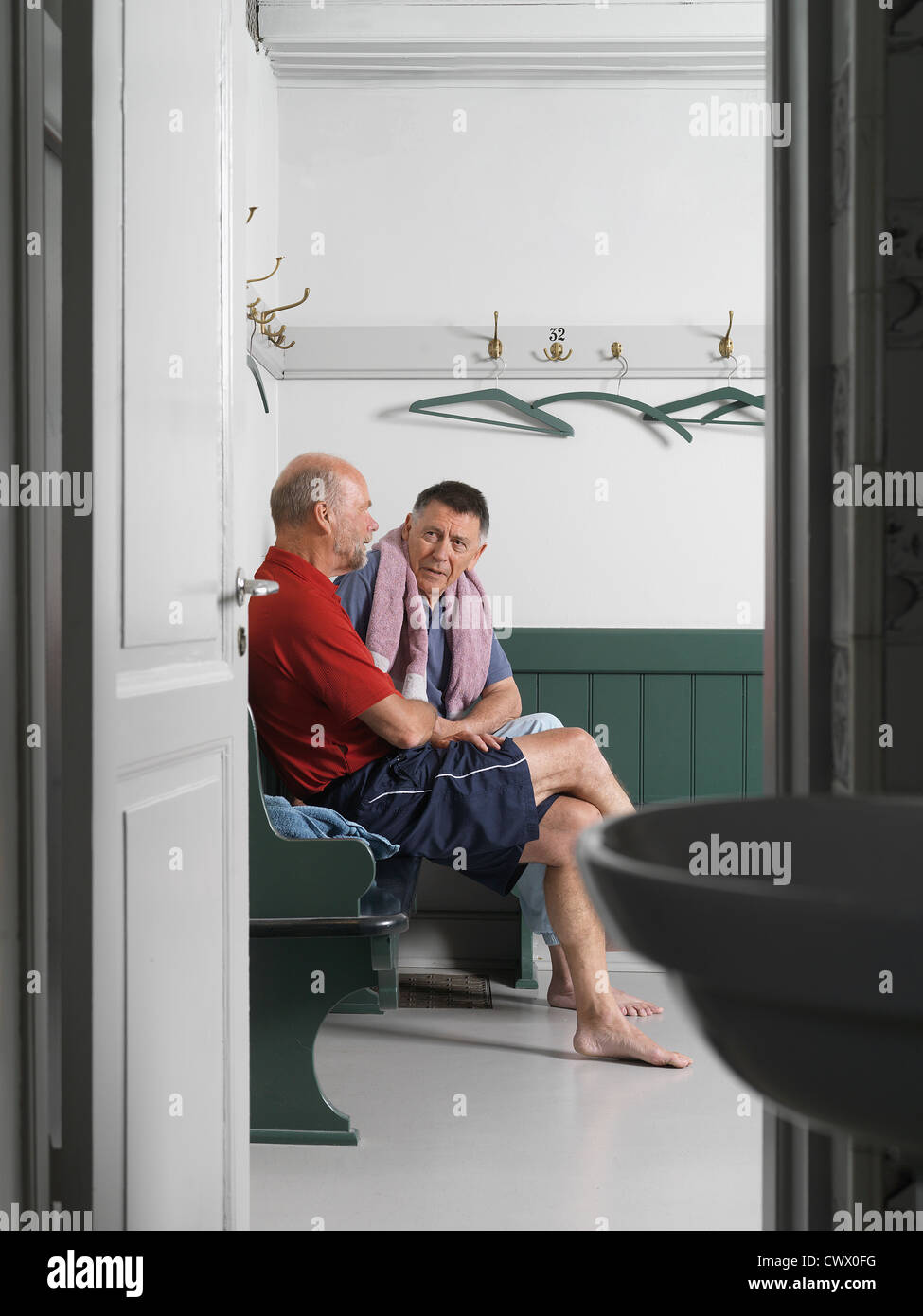 Ältere Männer sitzen im Umkleideraum Stockfoto