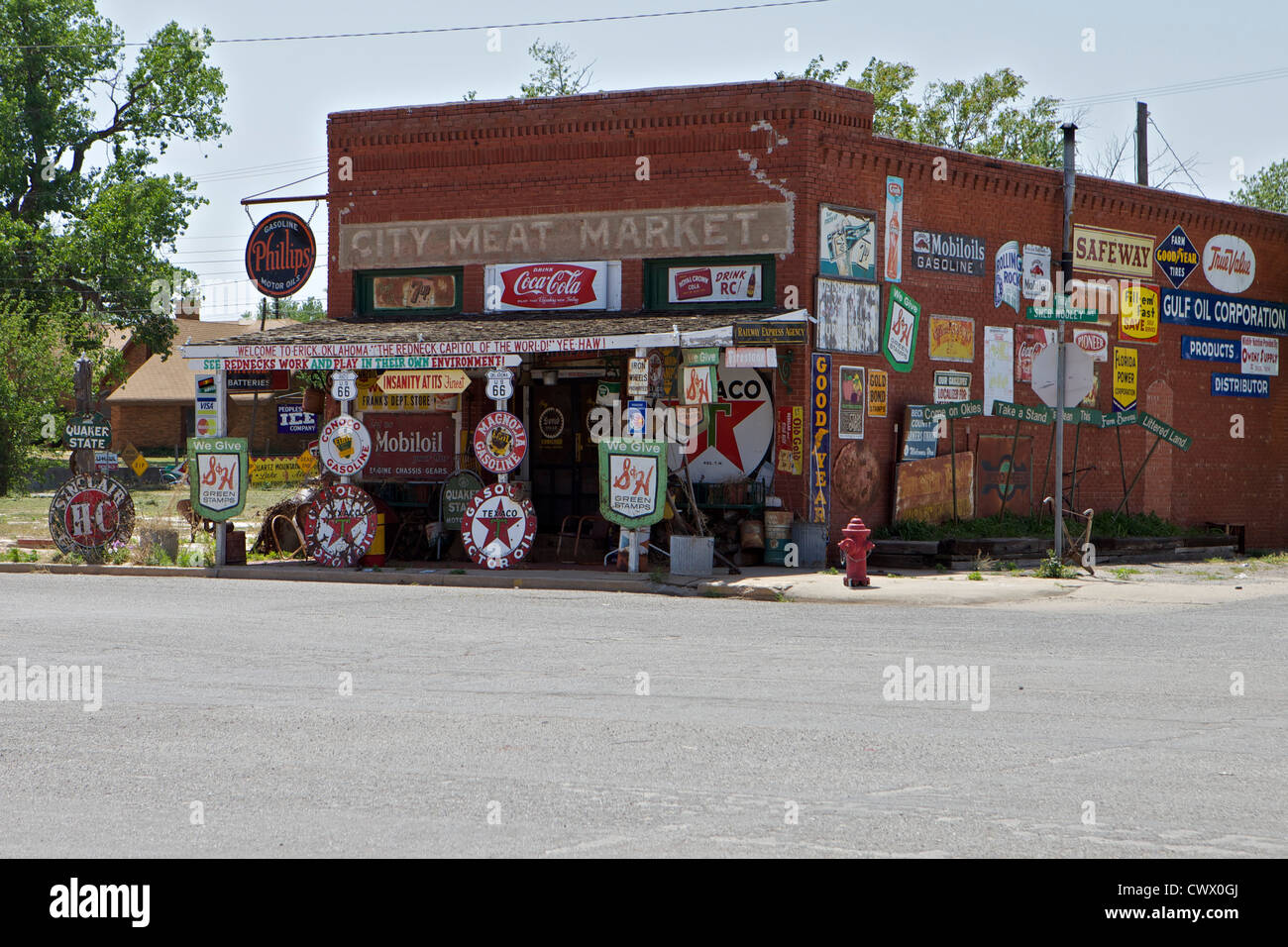 Die ehemalige Stadt Fleischmarkt in Erick Oklahoma, jetzt die Sandhill Curiosity Shop und Heimat der mittelmäßigen Music Makers Stockfoto