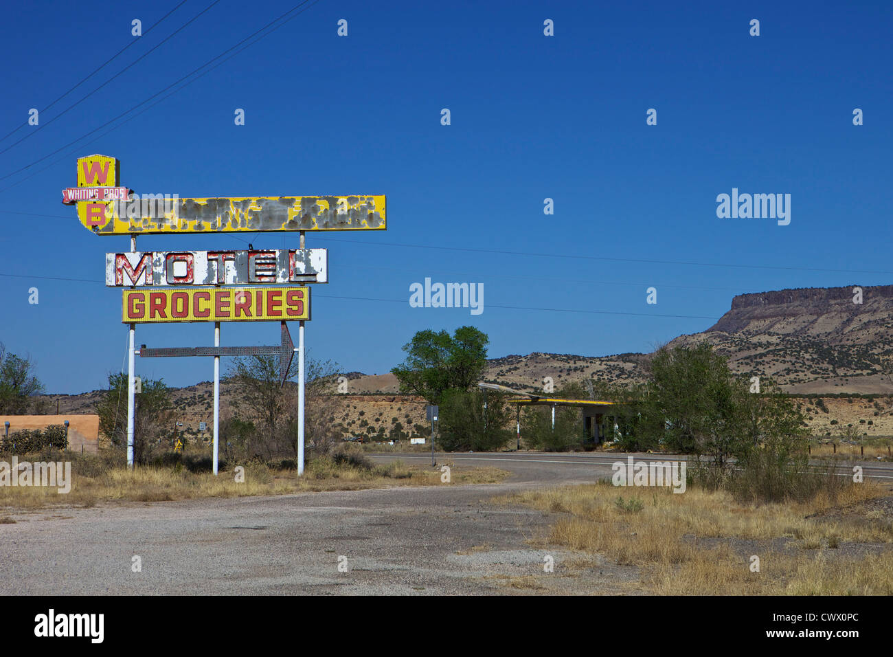 Verlassene Wittling Brüder Tankstelle Schild mit Gebäude im Hintergrund auf der Route 66 in New Mexiko Stockfoto