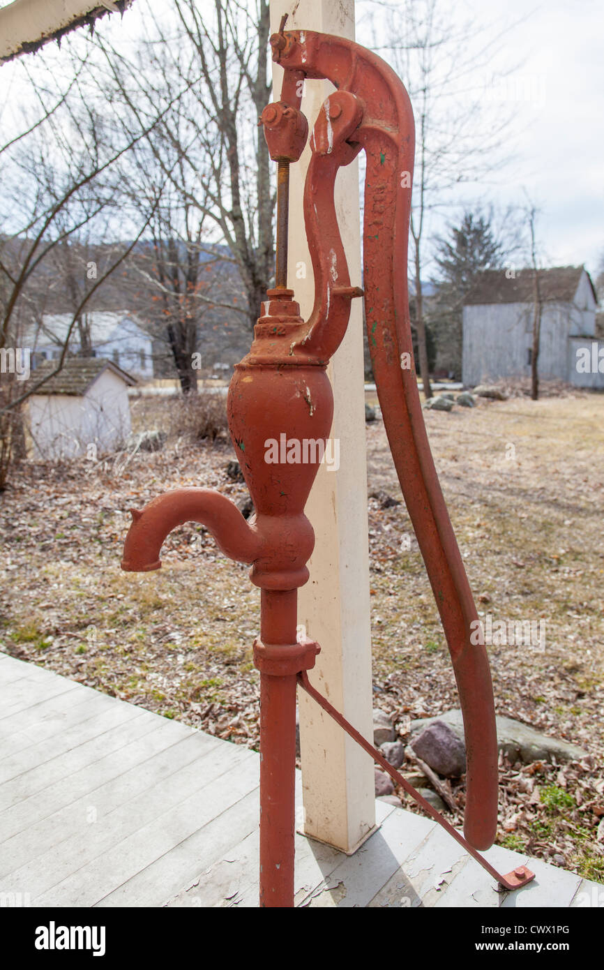 Eine altmodische Handpumpe Wasser Stockfoto