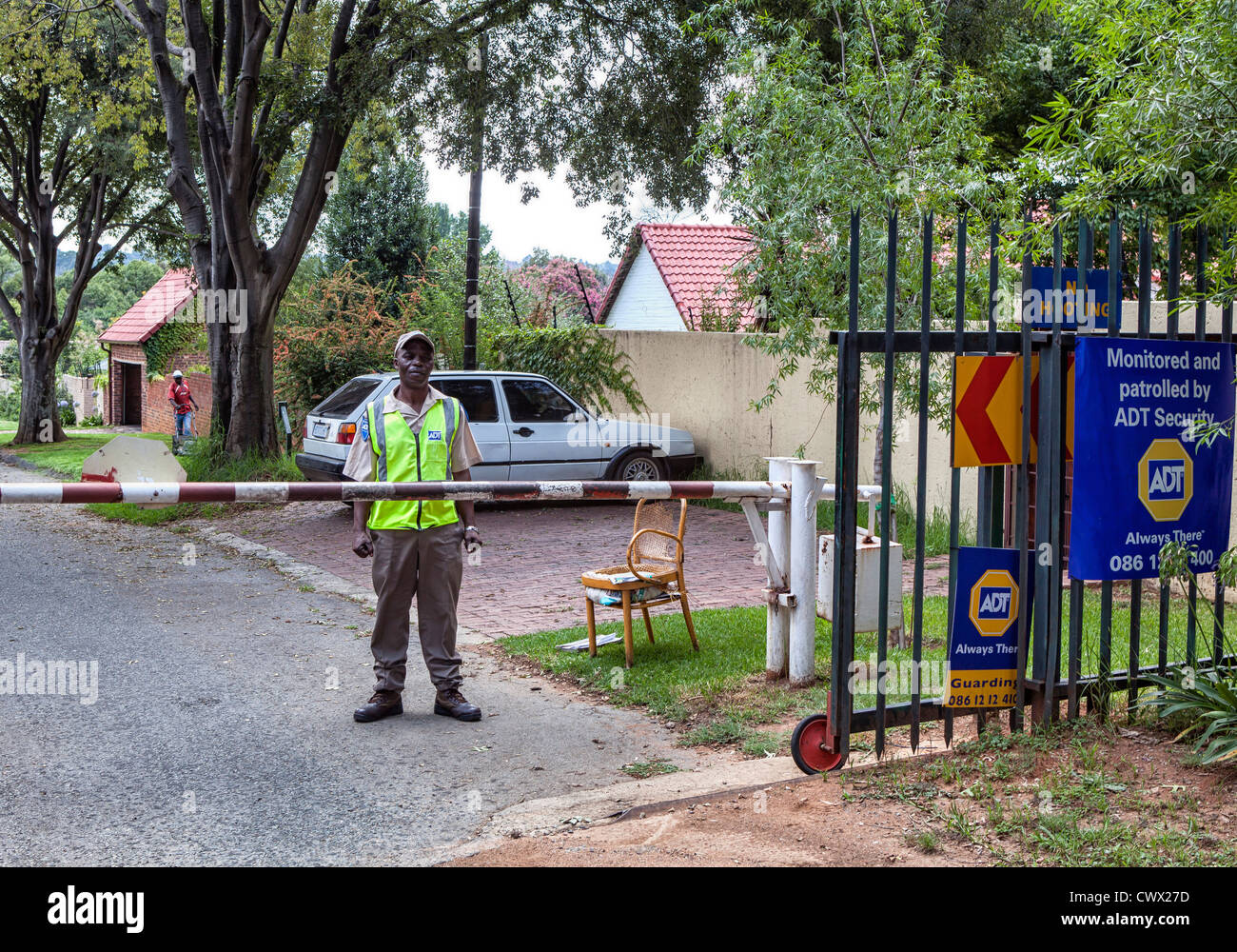 Hohe Kriminalitätsrate führen Sicherheits-Punkte und Wache Häuser in vielen Johannesburg Gassen Stockfoto
