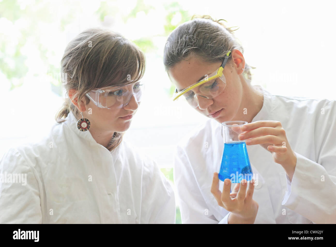 Schüler arbeiten zusammen im Science-lab Stockfoto