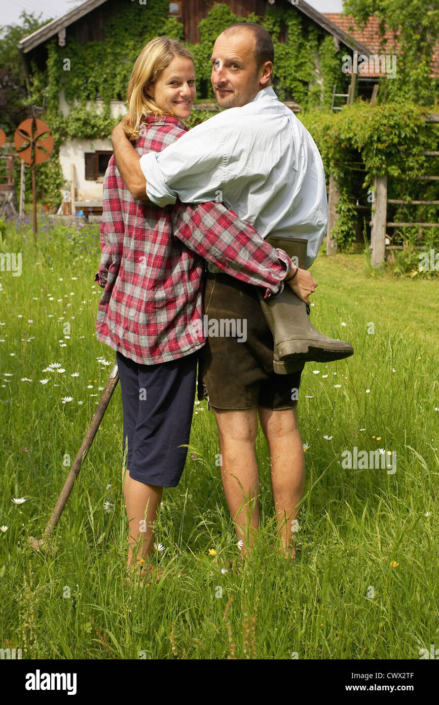 Paar umarmt im Hinterhof Stockfoto