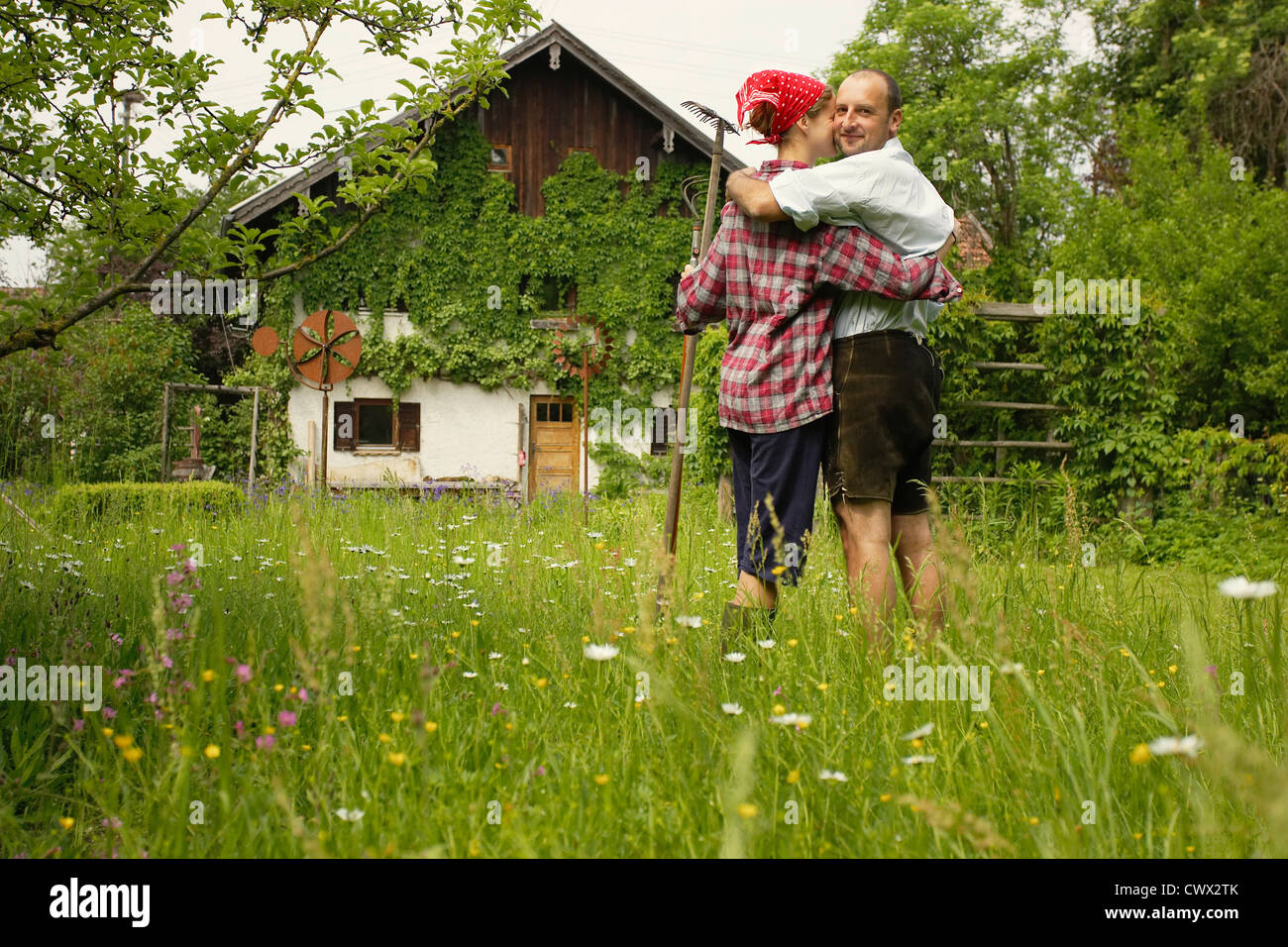 Paar umarmt im Hinterhof Stockfoto
