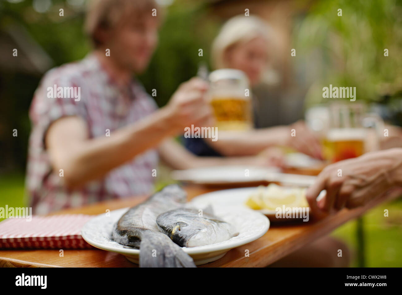 Platte mit Fisch auf Tisch im freien Stockfoto