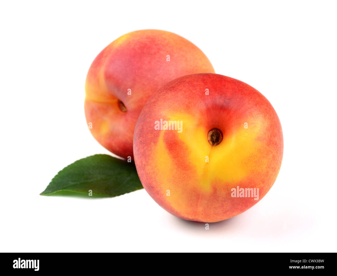 Frisches Obst Pfirsich mit grünen Blättern isoliert auf weißem Hintergrund Stockfoto