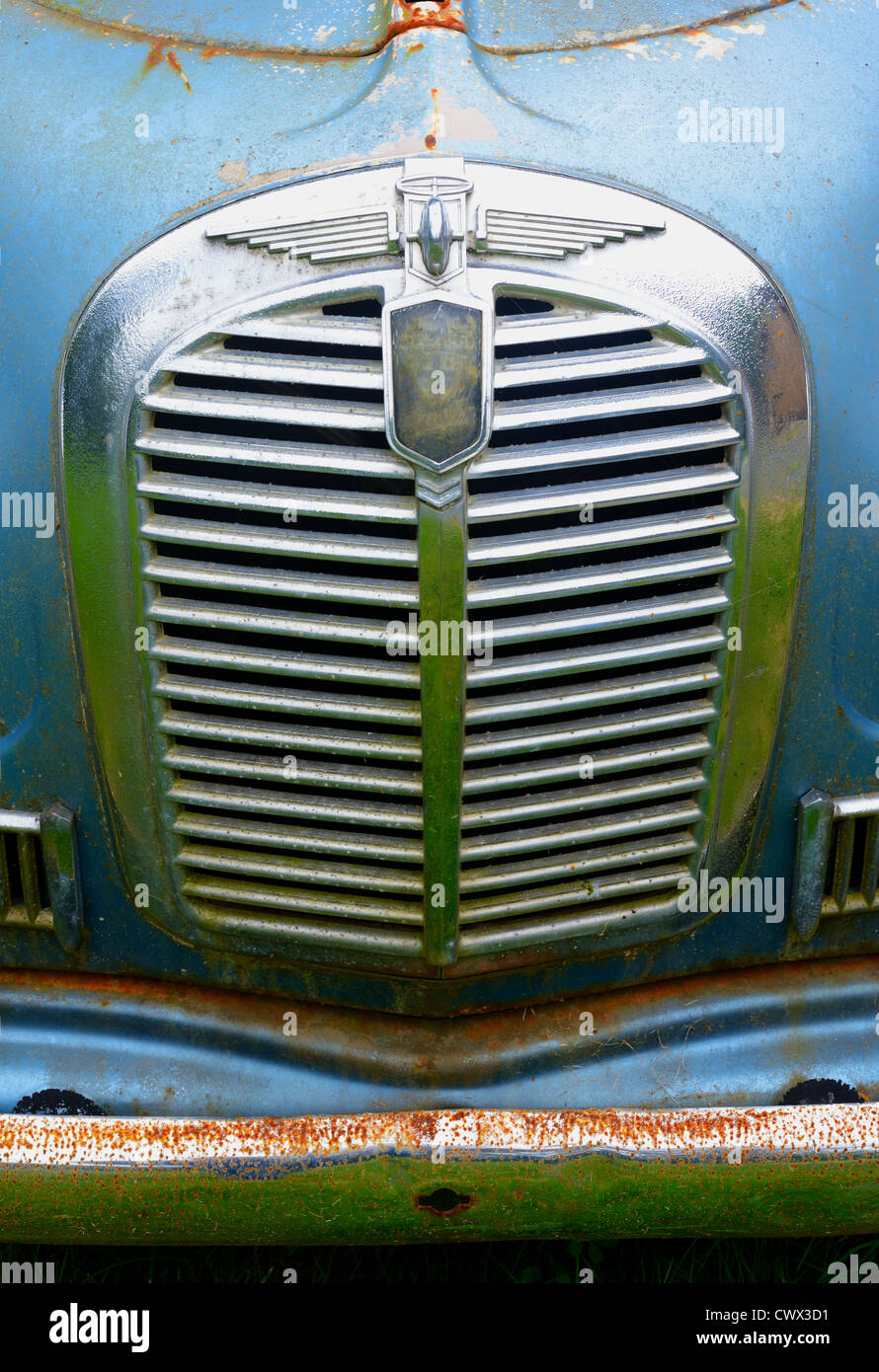 Foto von der vorderen Chrom Grill von einem alten antiken verblasste Farbe  ausländische Auto Stockfotografie - Alamy
