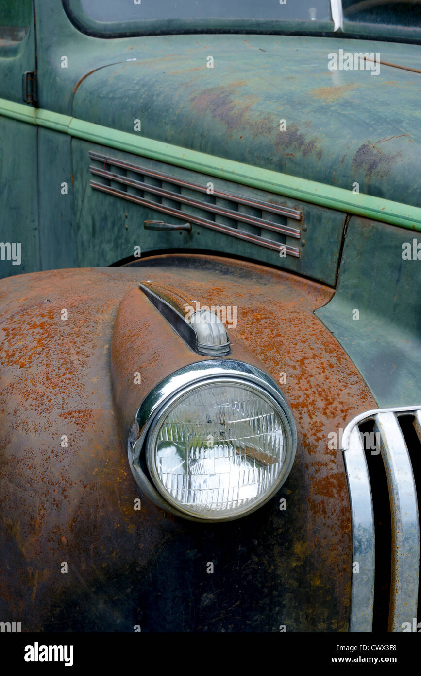 Foto von der rechten Seite eines alten antiken verblasste Farbe LKW mit verrosteten, Kotflügel. Stockfoto