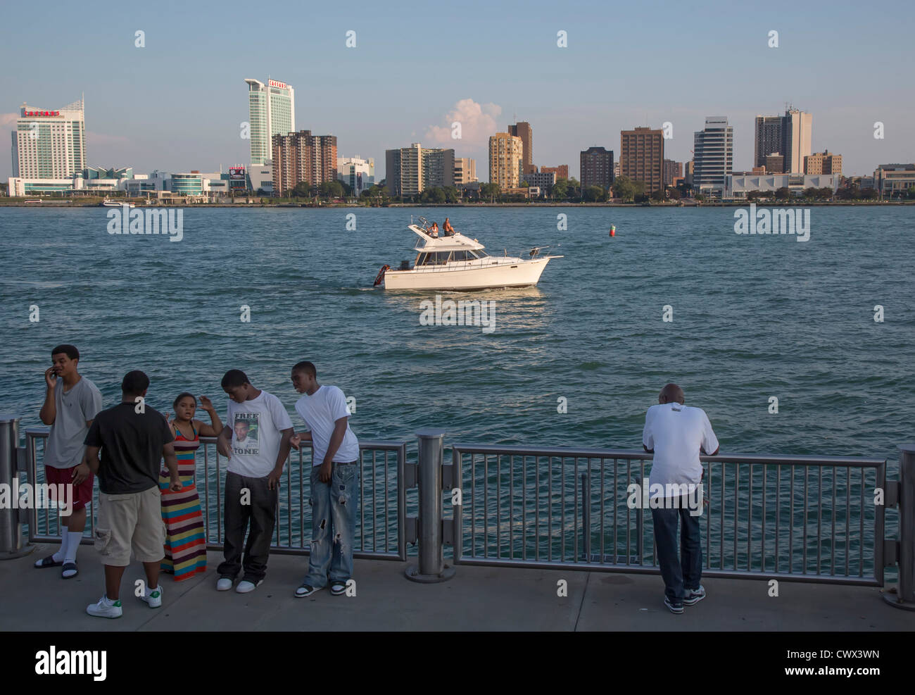 Young African-Americans hängen entlang den Detroit River, wie im mittleren Alter weißen auf einem Motorboot in der Nähe Kreuzfahrt Stockfoto