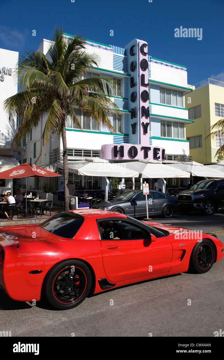 2010 ROTER CORVETTE-SPORTWAGEN (©GENERAL MOTORS CORP 2010) COLONY HOTEL COLONY HOTEL (©HENRY HOHAUSER 1935) OCEAN DRIVE SOUTH BEACH MIAMI BEACH FLORIDA Stockfoto