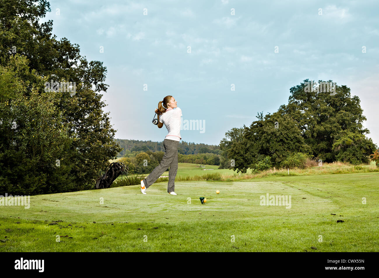 weibliche Golfer mit einem Golfschläger Stockfoto