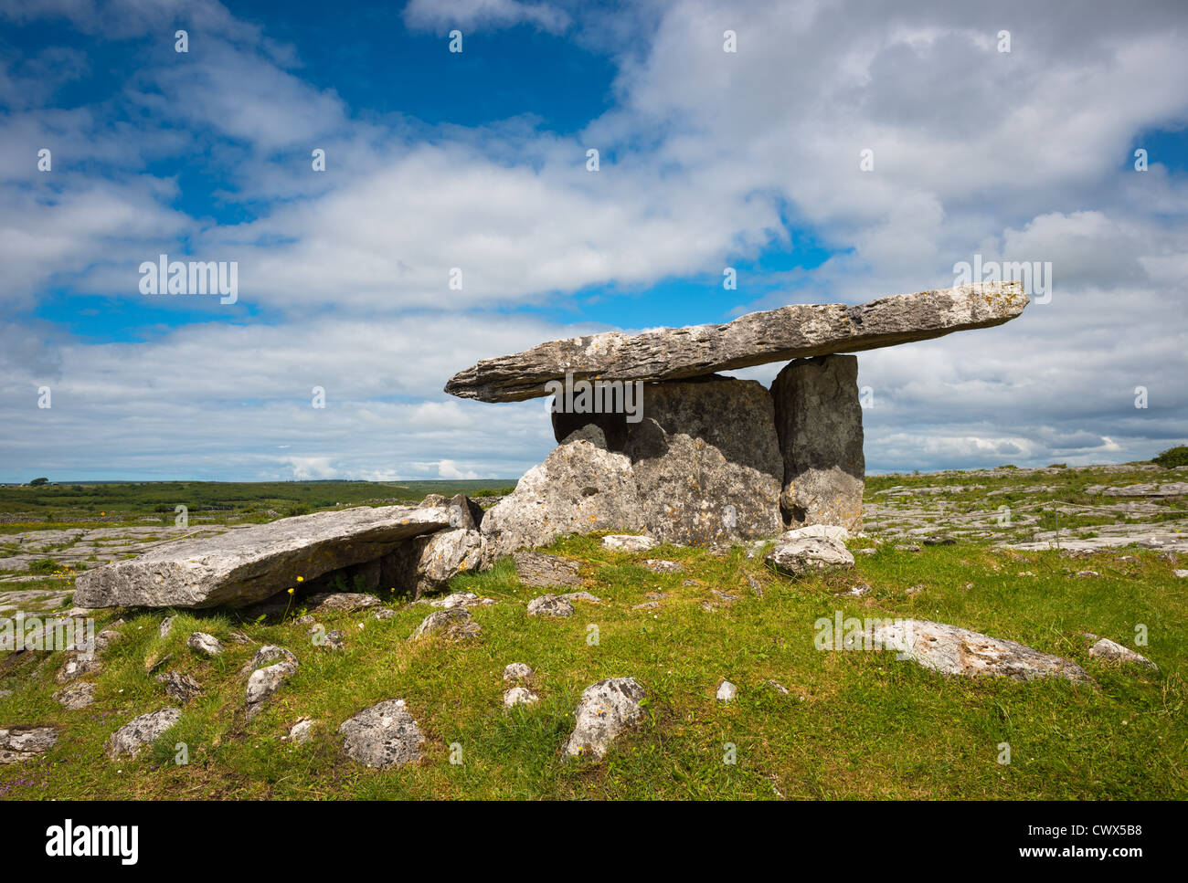 Poulnabrone Dolmen im Bereich Burren im County Clare, Republik Irland. Stockfoto