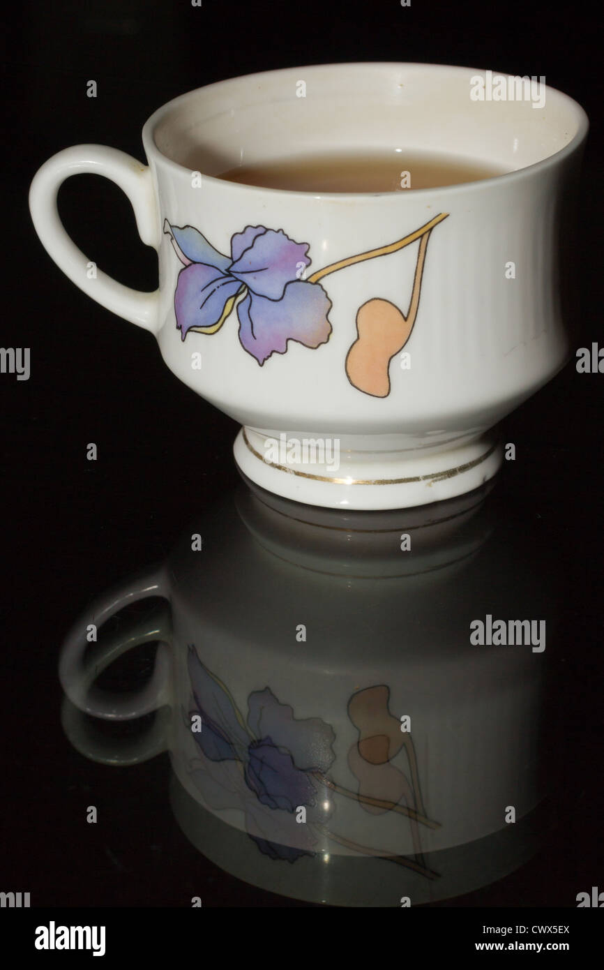 Reflexion von White Teetasse auf schwarzem Hintergrund Stockfoto