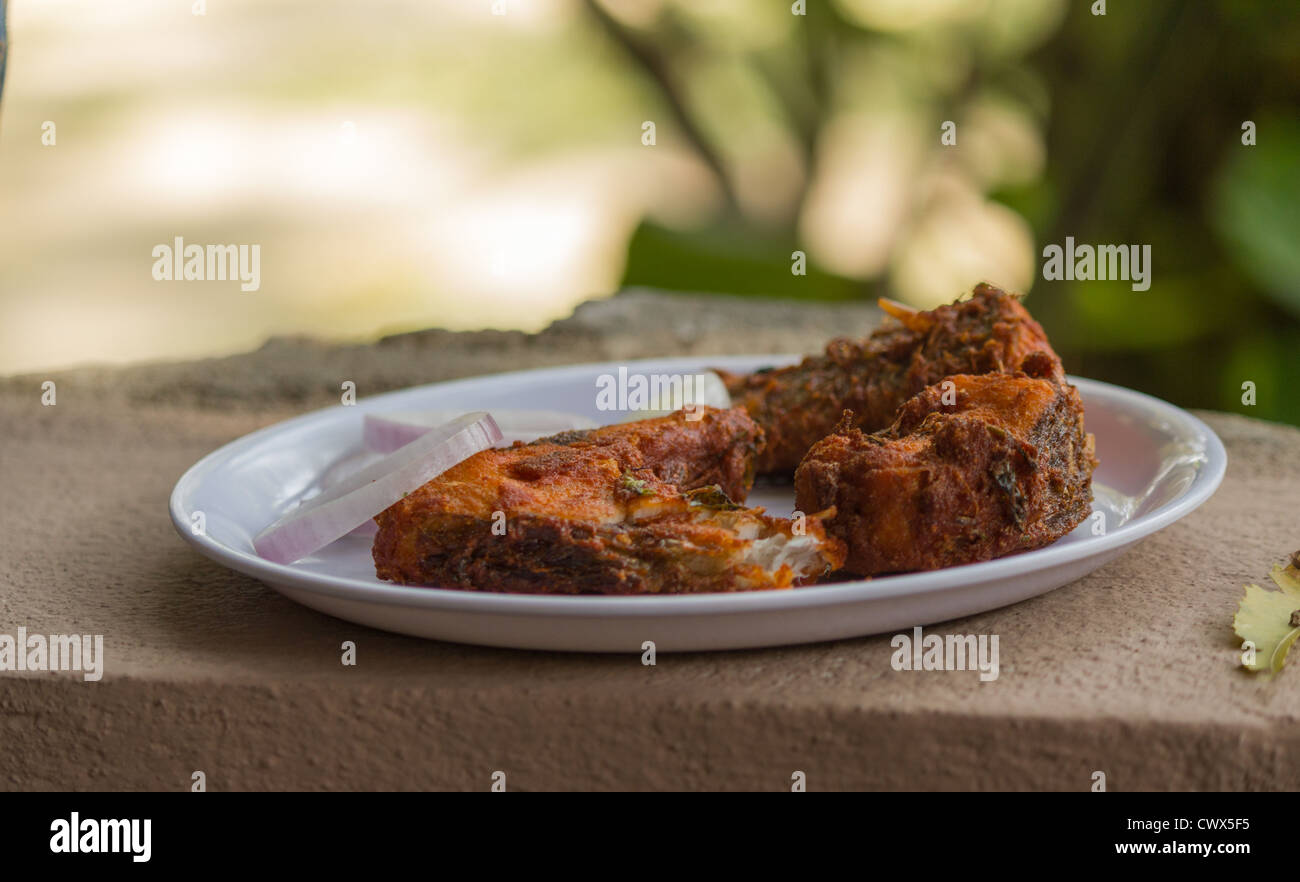 Gebratener Fisch (Karpfen) und Zwiebeln Stockfoto