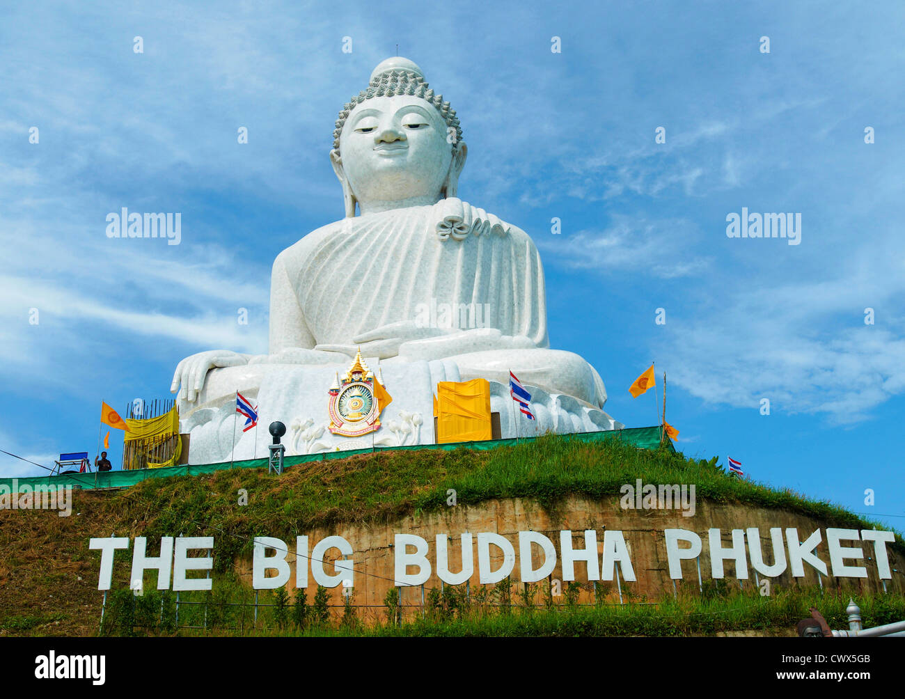 Massive weiße Marmor Buddha-Statue und touristische Destination auf Hügel in Phuket, Thailand. Stockfoto