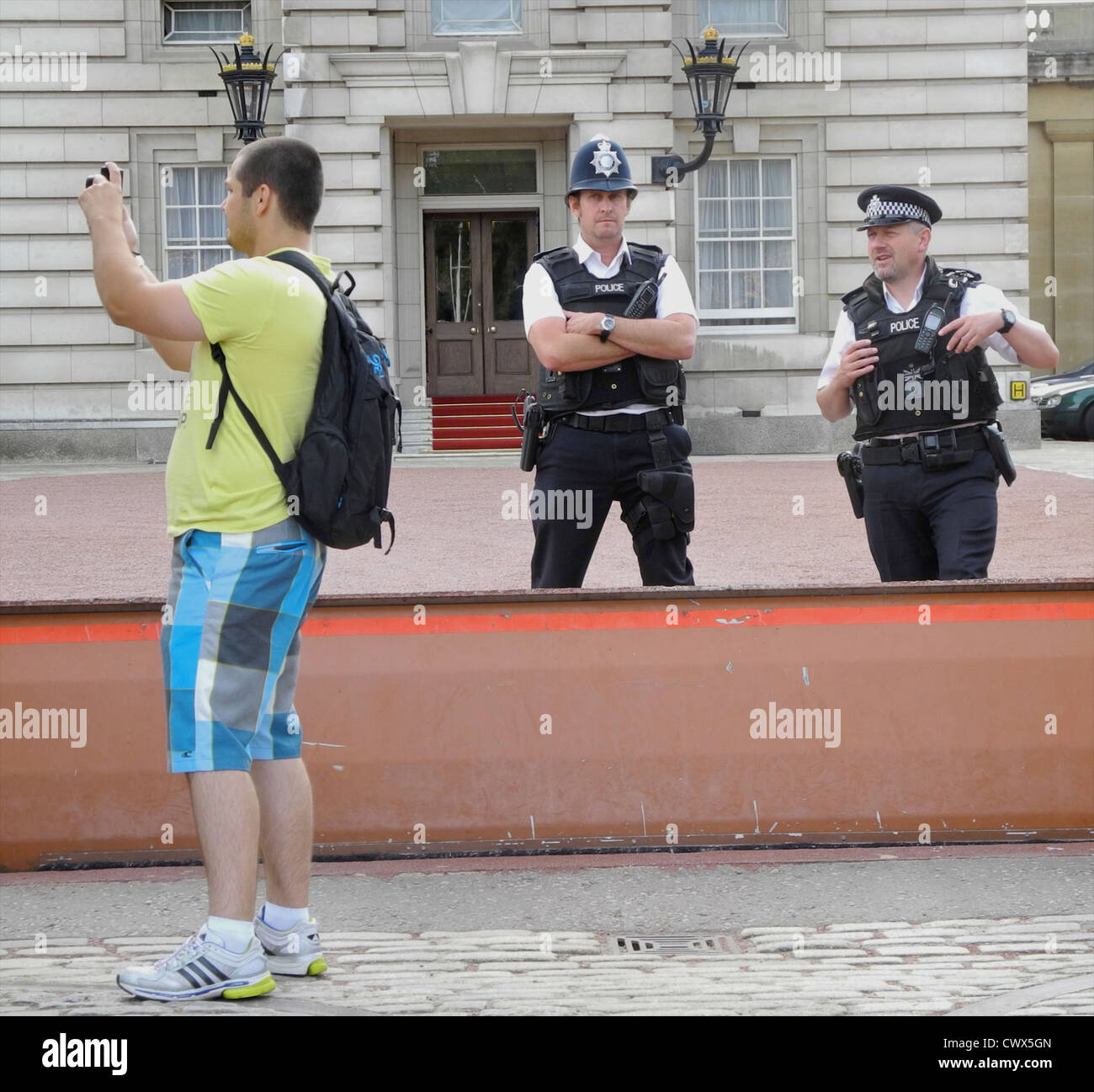 "Fashion Police" im Dienst am Buckingham Palace - die neueste Produktlinie in Touristen bewundern shorts.  NUR ZUR REDAKTIONELLEN VERWENDUNG Stockfoto