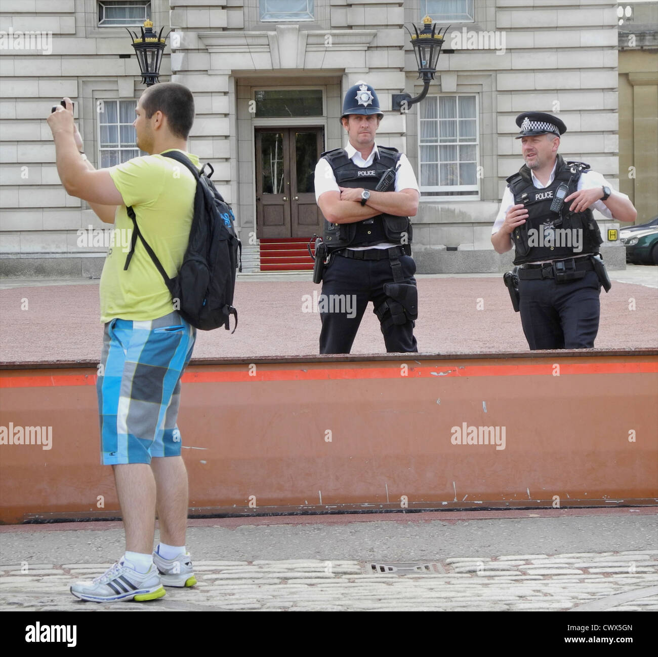 Police Using Shorts Police in shorts -Fotos und -Bildmaterial in hoher Auflösung – Alamy