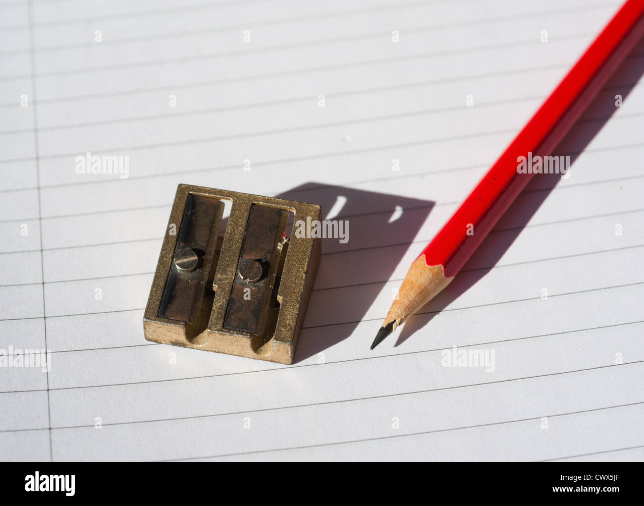 Einem roten Bleistift, Spitzer und einem leeren Blatt Papier Stockfoto
