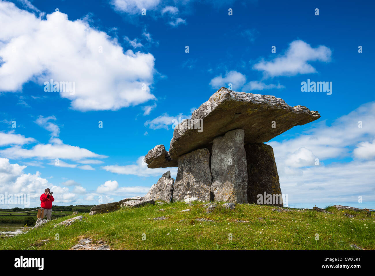 Touristen am Poulnabrone Dolmen im Bereich Burren im County Clare, Republik Irland. Stockfoto