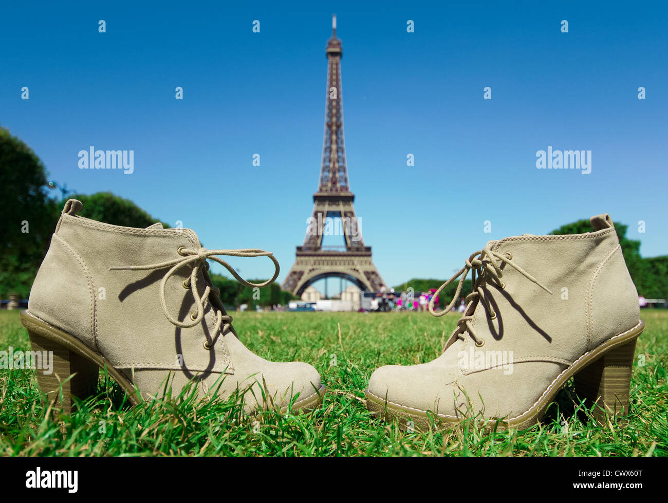 Entspannende Schuhe in einem Park nahe dem Eiffelturm in Paris, Frankreich Stockfoto