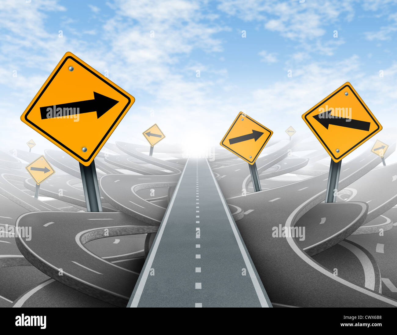 Klare Strategie und Lösungen für Business Leadership Symbol mit ein gerader Weg zum Erfolg als eine Reise, die Wahl des richtigen strategischen Weg für Unternehmen mit leere gelbe Verkehrszeichen schneiden durch ein Labyrinth von verschlungenen Straßen und Autobahnen. Stockfoto