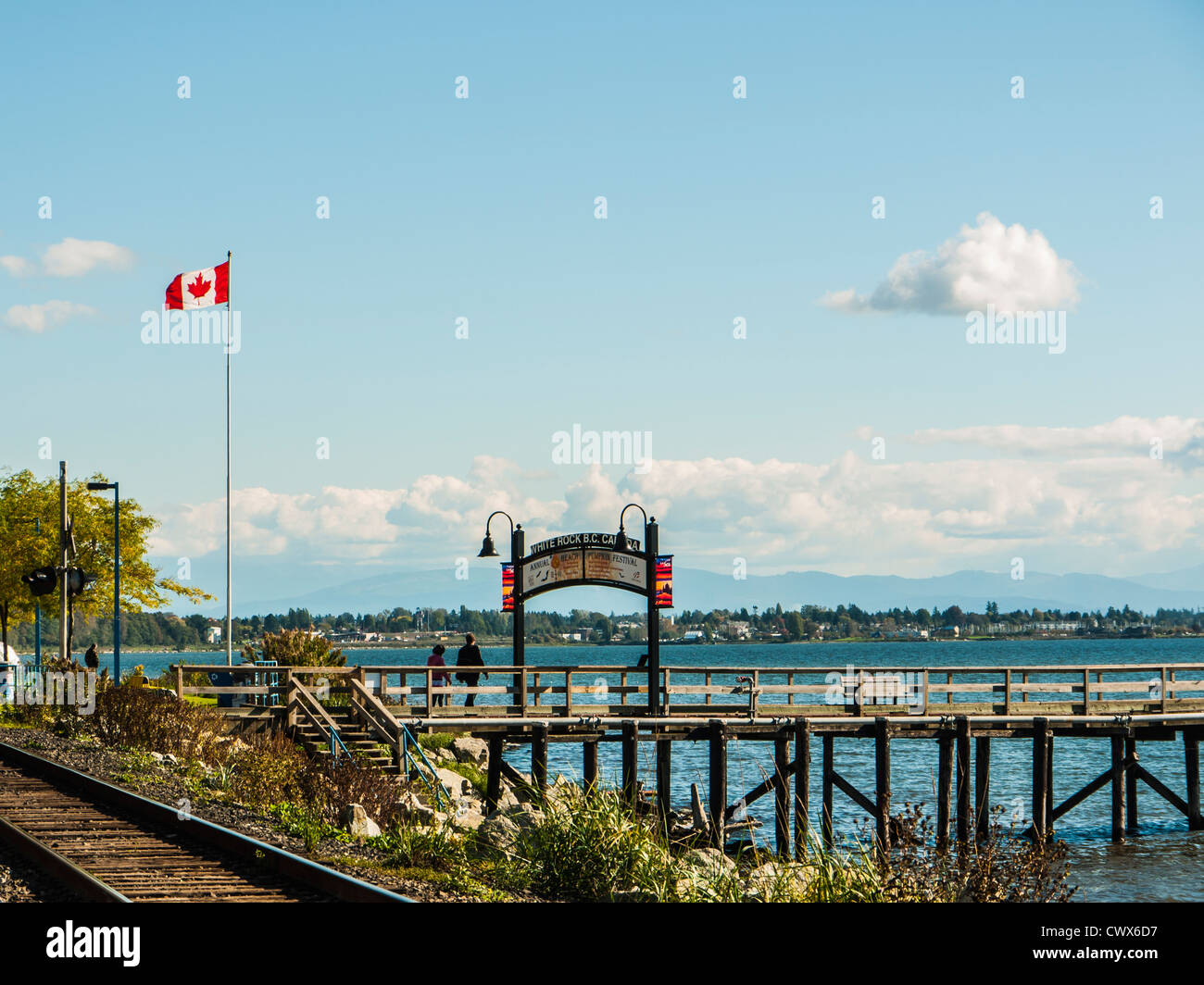 Pier und Eisenbahn im White Rock, British Columbia, Kanada Stockfoto