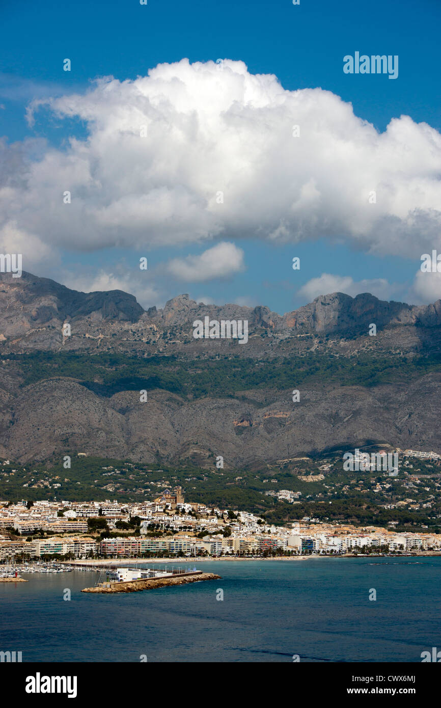 Costa Blanca, Spanien, Altea, Bernia Ridge mit Wolken Stockfoto