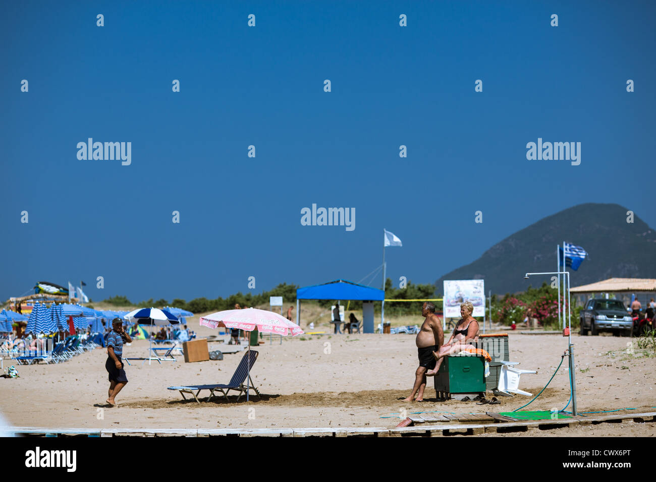Touristen-Sonnenbad am Strand von Agios Georgios, Korfu, Ionische Inseln, Griechenland. Stockfoto