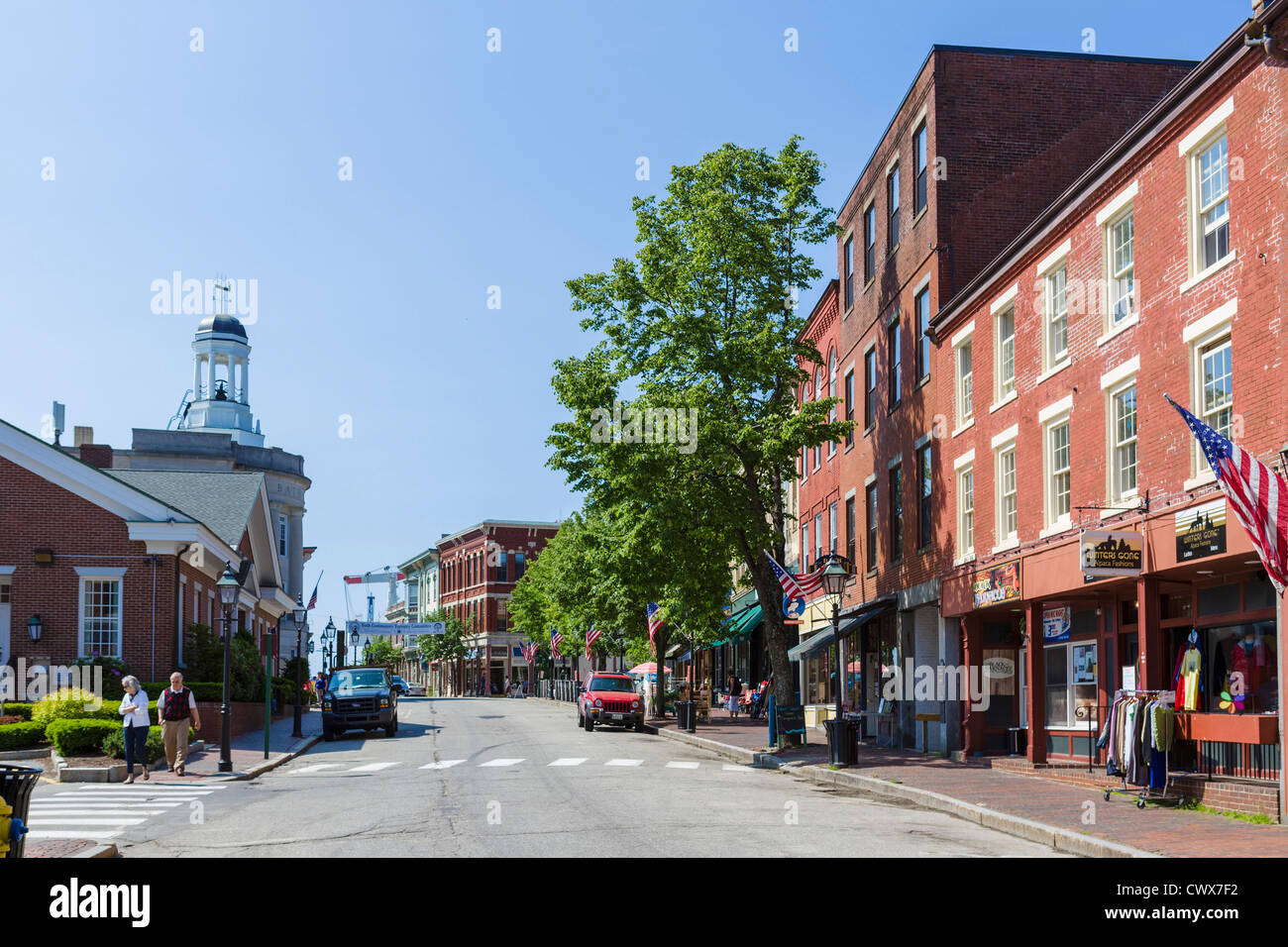 Zeigen Sie nach unten Front Street in der historischen Stadt Bath, Maine, USA an Stockfoto