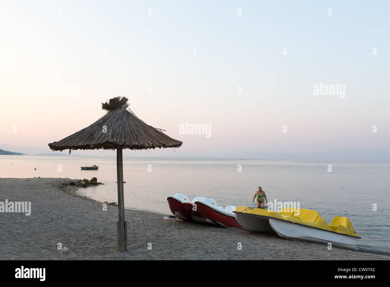 Tretboote sollen am Strand in Moraitika, Korfu, Ionische Inseln, Griechenland zu trocknen. Stockfoto