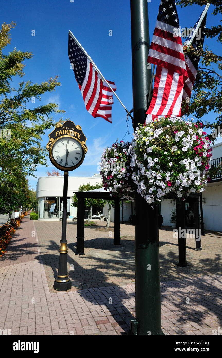 Innenstadt von Fairhope, Alabama ist geschmückt mit Fahnen und Blumen eine große Vintage Uhr Stockfoto