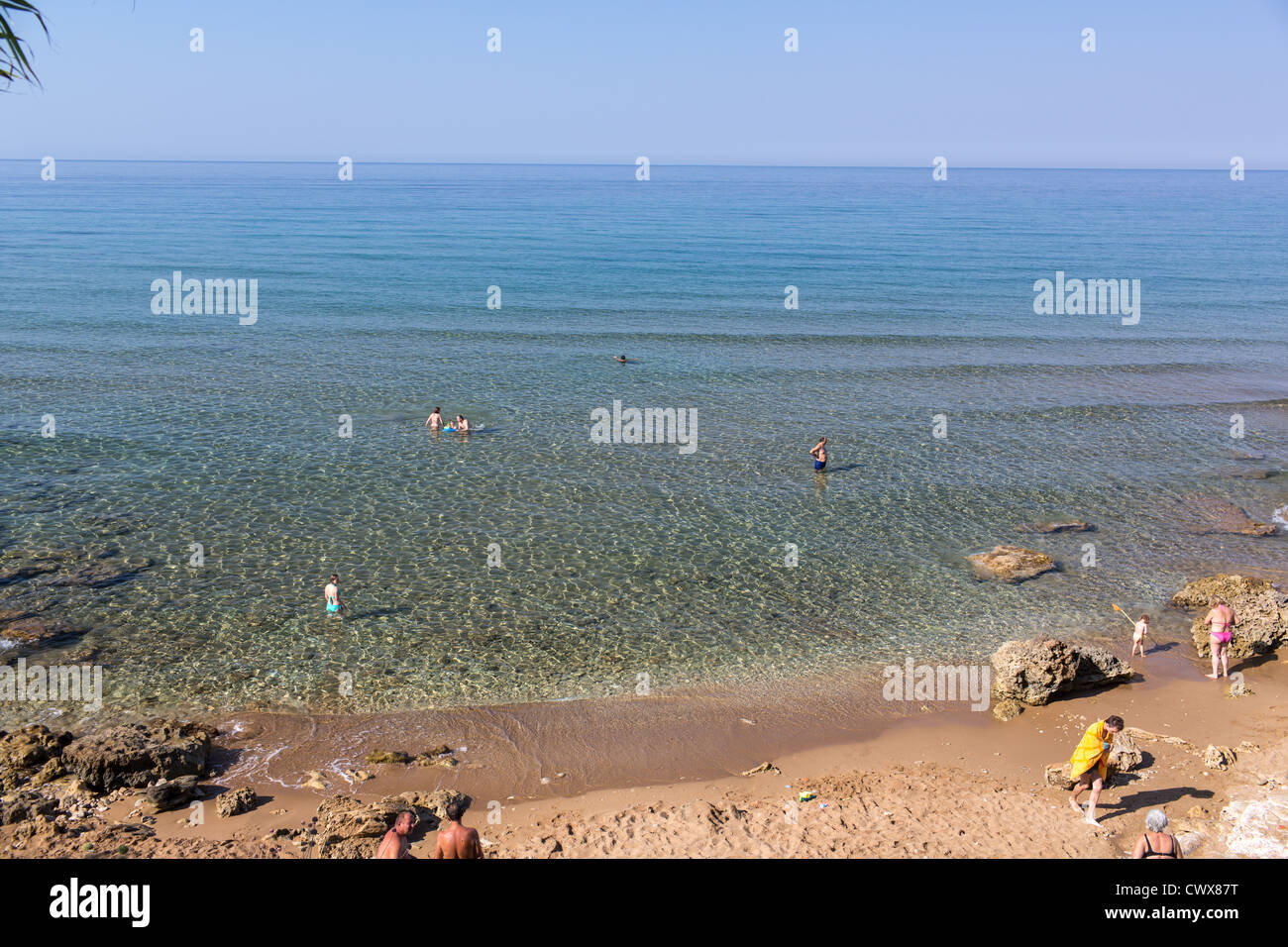 Touristen auf eine wilde Küste in Agios Georgios, Korfu, Ionische Inseln, Griechenland. Stockfoto